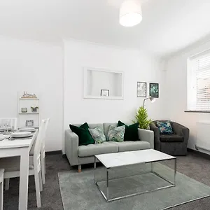 Modern Centrally Located 3 Bed With Tvs In Each Bedroom Super Fast Wifi And Crisp White Linen Hosted By Our Short Apartment